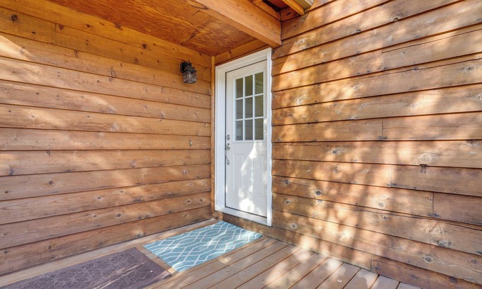 Scenic Foothills Cottage | Pet-friendly Anchorage Home - 8 Mi to Downtown!