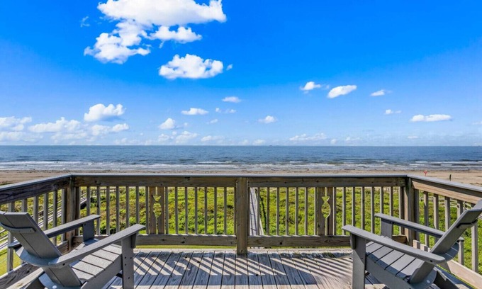 Freeport House | Pet Friendly Beachfront Surfside Retreat