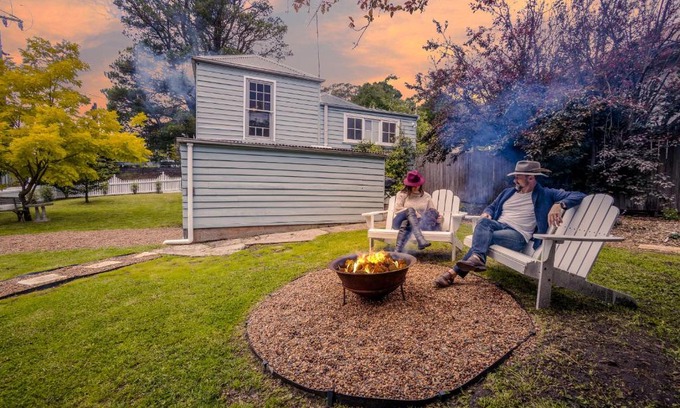 Mount Victoria House | Pet-Friendly Blue Mountains Cottage with Indoor Fireplace