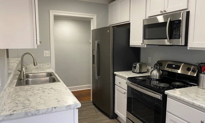 Lakeshore South House | Pet Friendly Charming Lakeshore Bungalow Sleeps 6