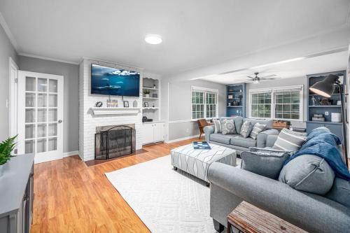 Durham House | Pet Friendly Cozy 3BR