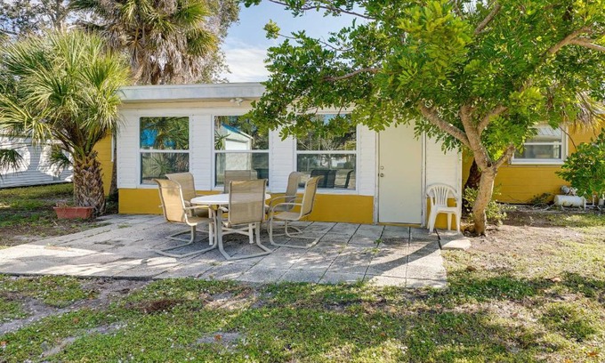 Englewood South House | Pet-Friendly Englewood Home - 4 Mi to Beach!