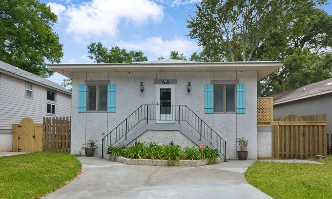 Saint Simons Heights Cottage | Pet Friendly EV Charger Fenced Yard Walk to Dining St. Simons Island