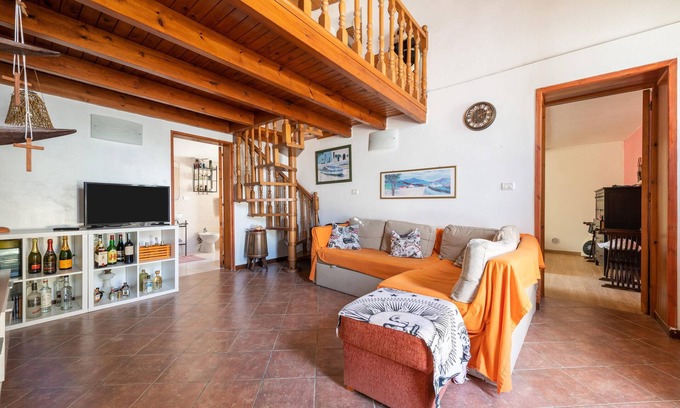 Carloforte House | Pet-Friendly Holiday Home Casa Ewa with Garden & Wi-Fi
