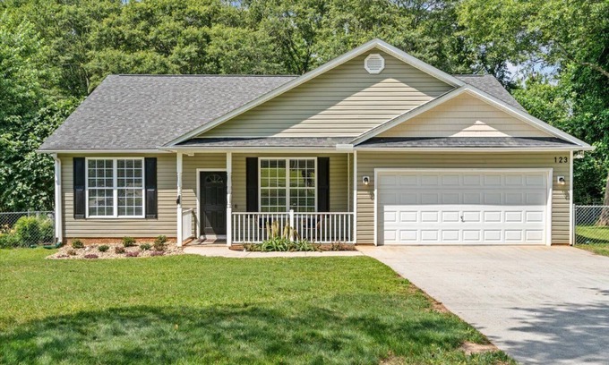 Mauldin House | Pet friendly home in heart of Mauldin. Bicycles provided, close to restaurants