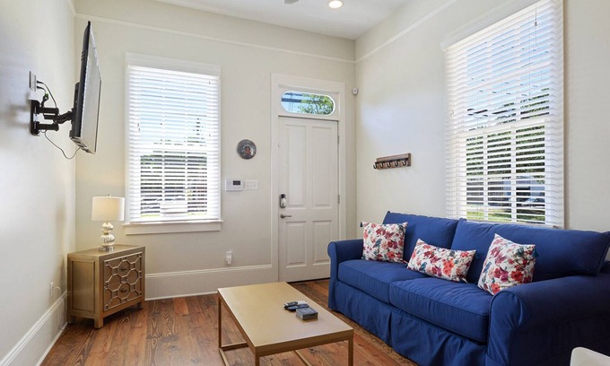 Tulane - Gravier House | Pet-Friendly home one block from Lafitte Greenway