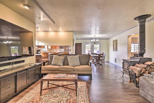 La Center House | Pet-Friendly La Center Home about 6 Mi to Casinos