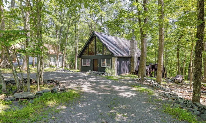 Lackawaxen Cabin | Pet-Friendly Lackawaxen Cabin w/ Wraparound Deck!