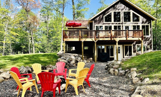 Stone Lake Cabin | Pet-Friendly Lakeside Cottage w/Kayaks and Canoe!