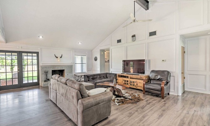 Lockhart House | Pet-Friendly Lockhart Home w/Private Yard!