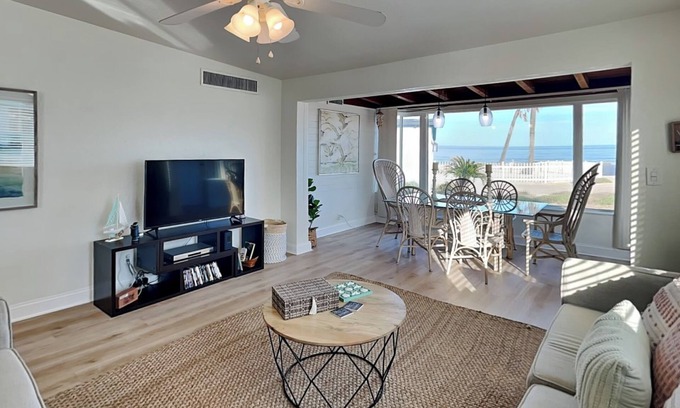 Glenwood House | Pet-friendly Ormond Beach bungalow, newly updated and steps from the beach!