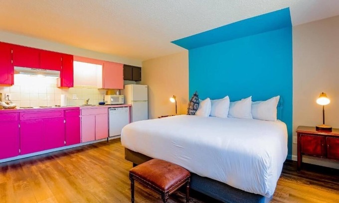 Seaside Hotel | Pet-Friendly Room Perfect for Ocean Seekers Near Attractions