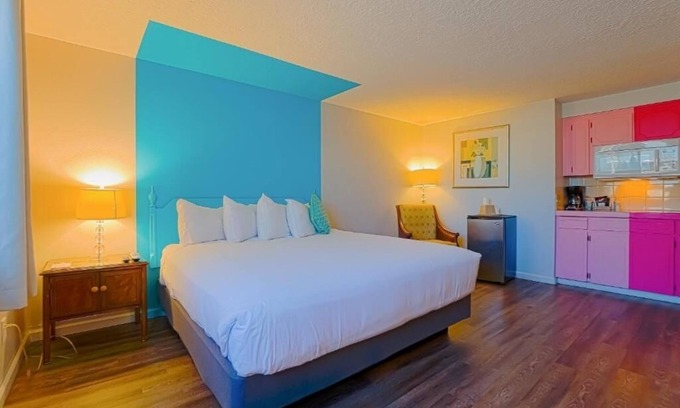 Seaside Hotel | Pet-friendly Room with Kitchenette Near Carousel Mall