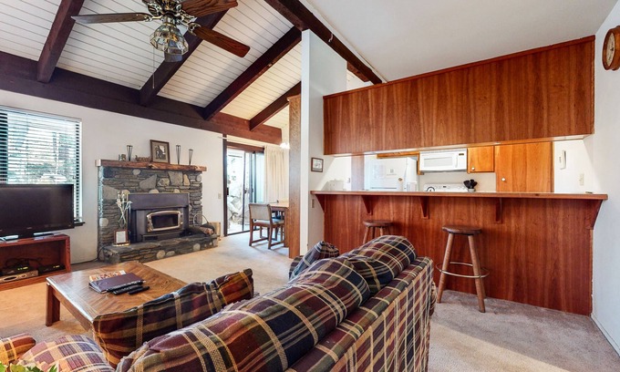 Mammoth Lakes Condo | Pet-Friendly & Rustic. Near The Village & Lakes Basin, Pool & Hot Tub On-site