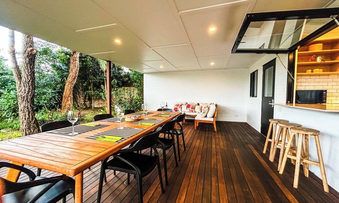 Diamond Beach House | Pet Friendly Sapphire House at Diamond Beach is a gorgeous 4 bedroom home