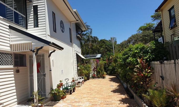 Caloundra Apartment | Pet friendly & spacious two bedroom guest unit