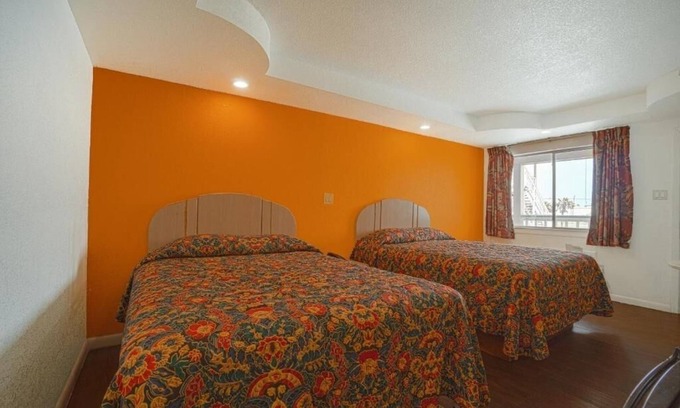 North Beach Hotel | Pet Friendly Stay Near Texas Aquarium – Parking Included