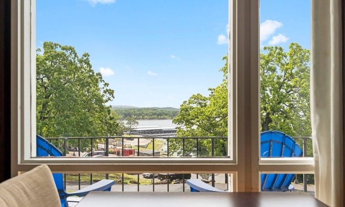 Indian Point Condo | Pet-Friendly Suite with Marina Access and Tiki Bar