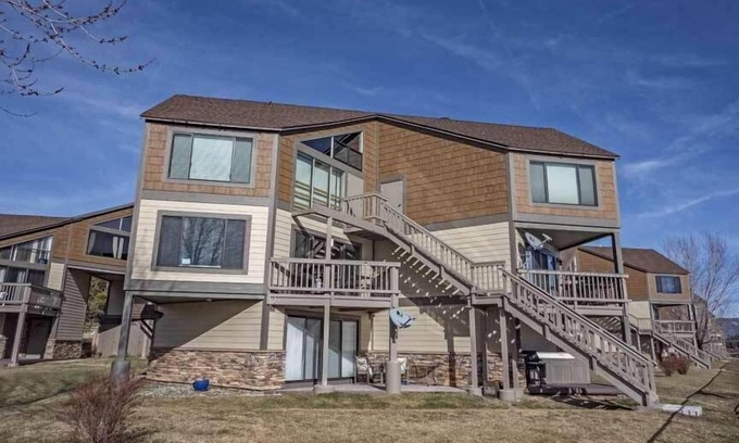 Al Tahoe Condo | Pet Friendly Tahoe Keys Condo Walking Distance to the Lake -Monthly Stays