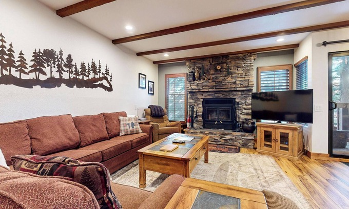 Mammoth Lakes Condo | Pet-Friendly, Updated Décor. Washer/Dryer, Balcony, Short Walk to The Village