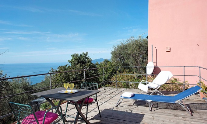 Lavagna House | Pet-friendly Vacation Home Villetta Rosa with Garden, Terrace, Balcony, BBQ & Wi-Fi