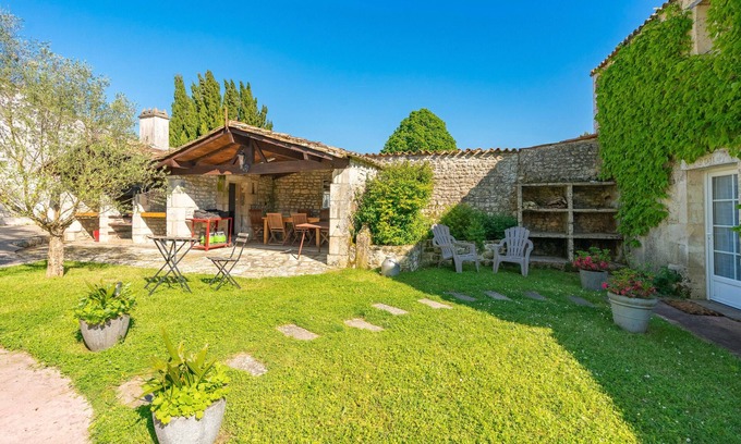 Saint-Romain-de-Benet House | Petite house "Gîte Le Chai" with shared pool, Wi-Fi and air conditioning