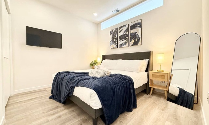 Poplar Apartment | Philly Central King 1 Br Apt Easily Walkable to Attractions