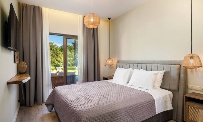 Ipsos Apartment | Phos Elegant Residences by Konnect, 400m to the beach - One Bedroom Apartment