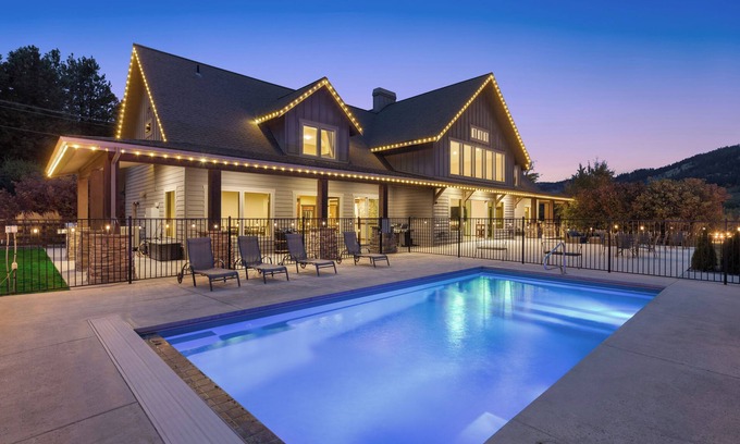 Leavenworth Cabin | Pickleball and Private Swimming Pool - Heated Year-Round!