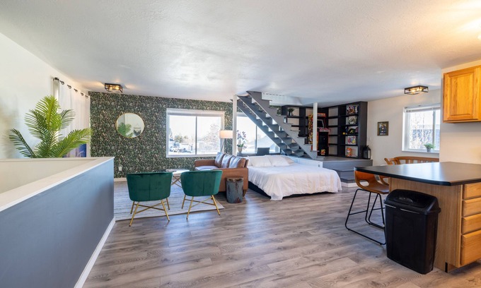 Draper Apartment | Pickleball - Mini Golf - Skiing - Games - Mt. Biking - Cozy Private Suite
