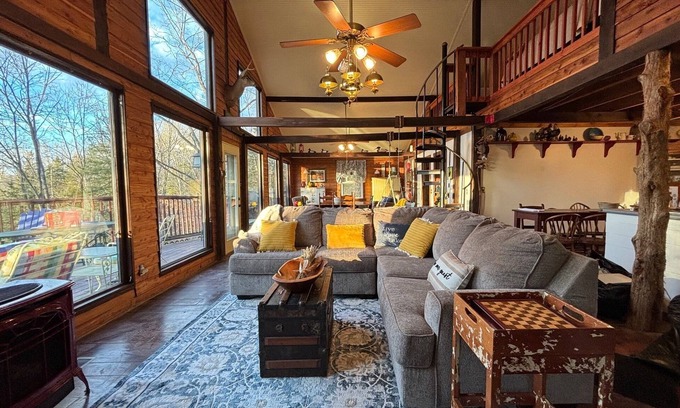 Chaplin Cabin | Picture perfect fall views, trail, On Lake, Kayaks & Canoe - Bourbon Trail