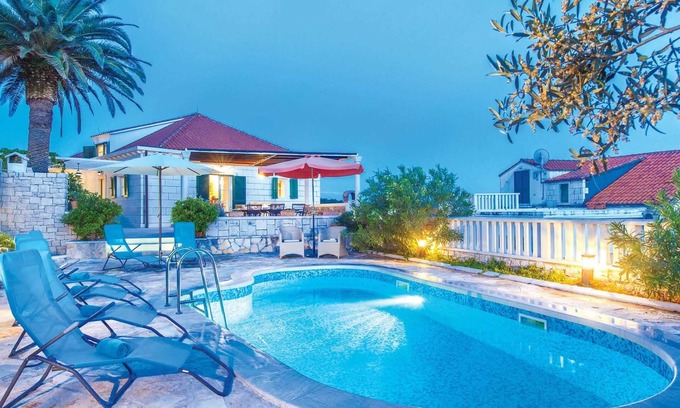Sumartin Villa | Picturesque 4 bed villa with lovely sea views