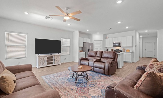 Tucson House | Picturesque 5 bedroom with Mountain Views