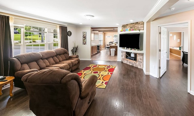 Dandridge House | Picturesque home with mtn views, rooftop deck, & children's items - dog-friendly