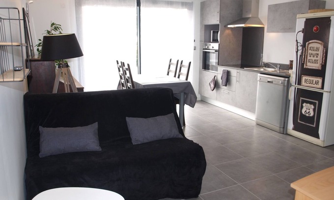 Villefranche-de-Lauragais House | Pied à terre Girls from the gardens