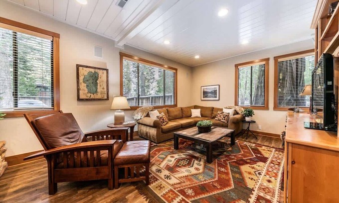 Tahoe Tavern House | Pier|Beach|Tennis|Pickleball|Walk to Town