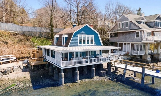 Tiverton House | Pier on Main