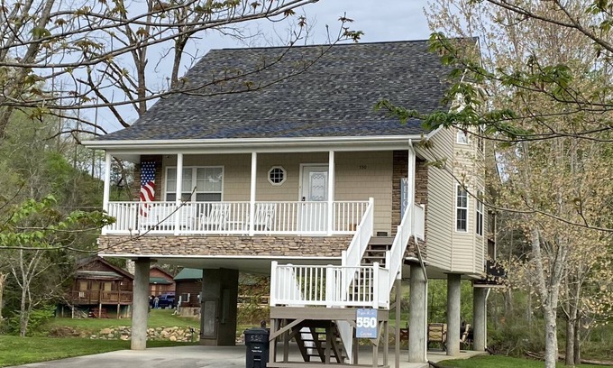 Pigeon Forge House | Pigeon River Cottage, river front, newly remodeled, 1 mile from Parkway.
