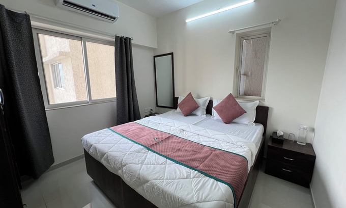 Malad East Apartment | Pinaki Comfort Stay Malad - Near Nesco & Oberoi Mall