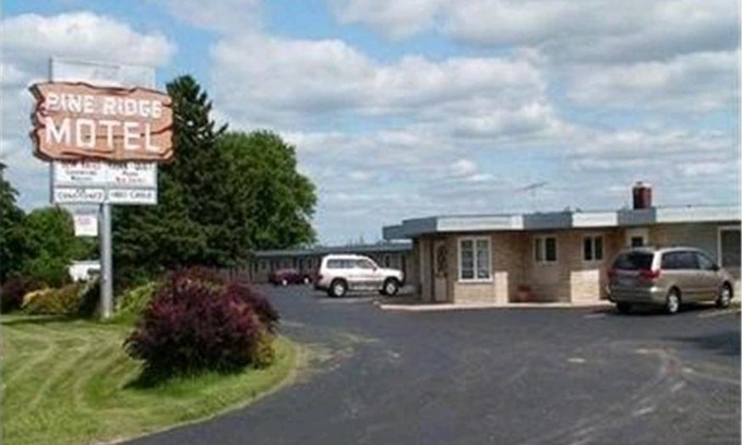 Dodgeville Hotel | Pine Ridge Motel