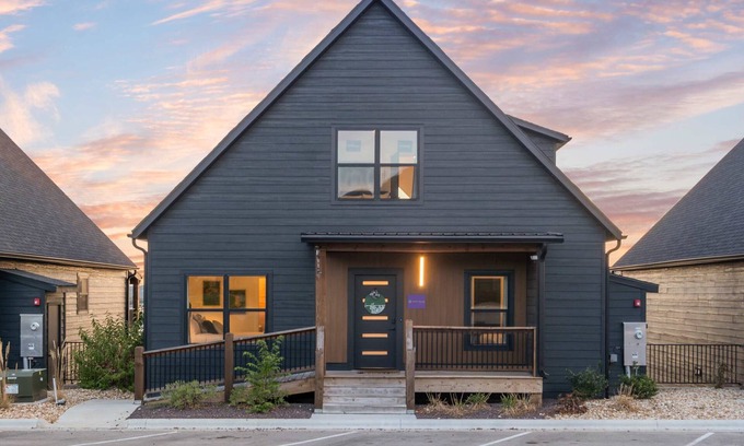 Hollister House | Pineapple Pointe - Stay for 20