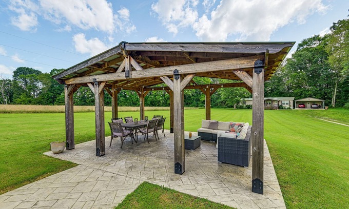 Nunnelly House | Piney River Escape Hot Tub and Outdoor Kitchen