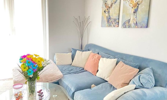 Dunstable Apartment | Pink Paradise - 2 bedrooms in Luton & Airport