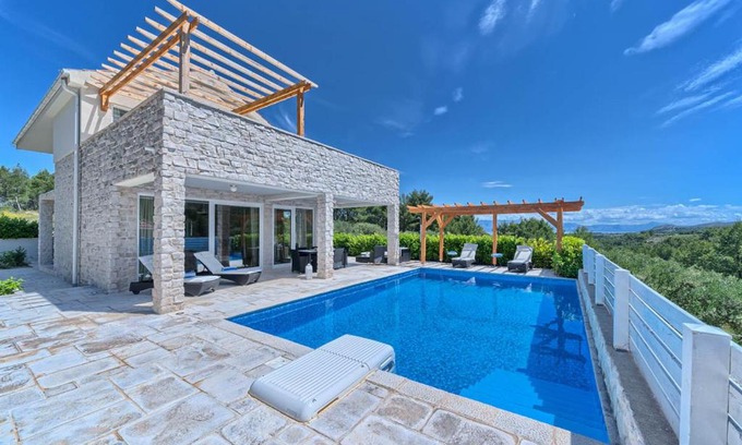 Pitve Villa | Pitve Villa Sleeps 10 with Pool Air Con and WiFi