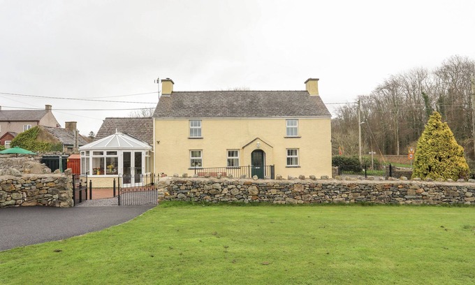 Llanddaniel Fab Cottage | PLAS CEFN MAWR, pet friendly, with open fire in Llanedwen