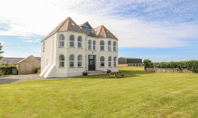 Llanfaelog Cottage | PLAS NEWYDD, pet friendly, with a garden in Rhosneigr