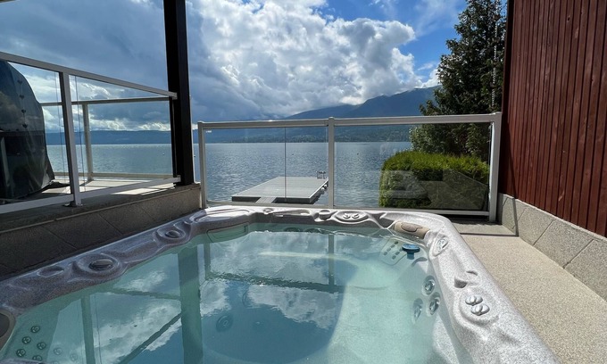 Salmon Arm House | Playful paradise on Shuswap Lake