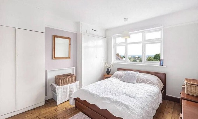 South Norwood House | Pleasant 6-bedroom house with WiFi in charming London