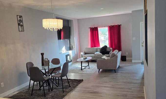 Brooklands House | Pleasant home with snazzy finishing. Proximity to the airport and downtown