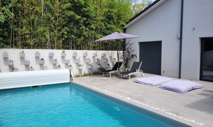 Merignac House | Pleasant house sleeps 10 with swimming pool and air conditioning, ideal for a family or group of friends.